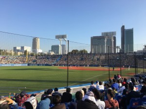 明治神宮外苑創建90年記念奉納試合「東京六大学選抜 VS 東京ヤクルトスワローズ」を観戦してきました。5